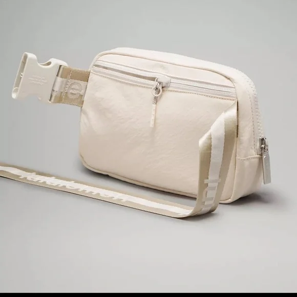 Lululemon Everywhere Belt Bag 1L Wordmark - Picture 5 of 8